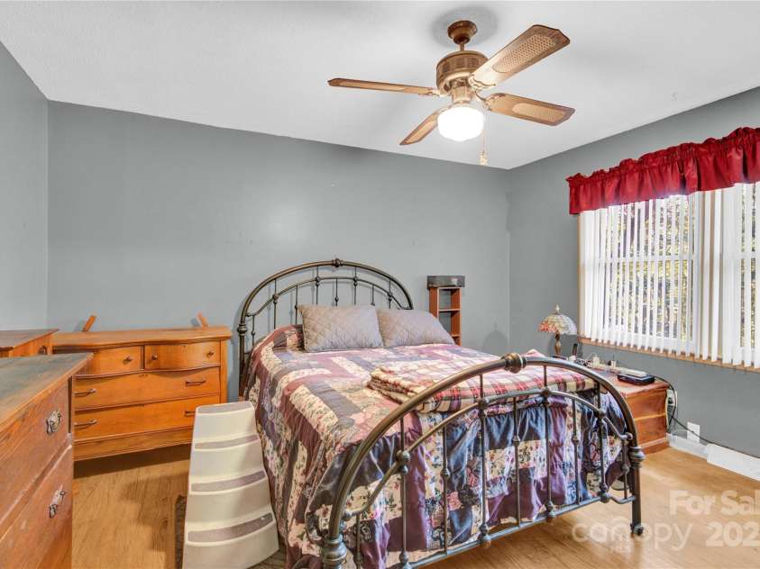 841 Knowles Drive, Dallas, NC 28034.  MLS# CAR4314658, YatesRealty ID 3493. 