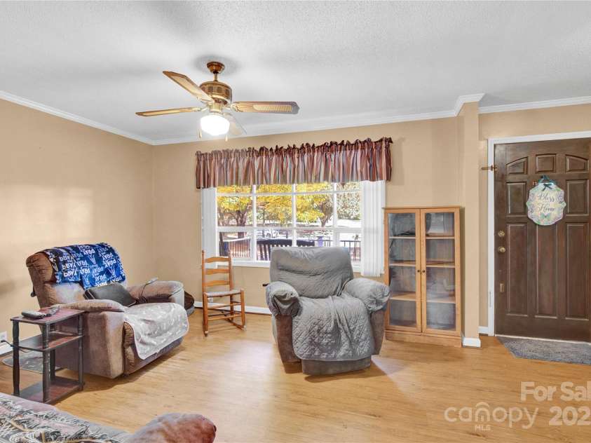 841 Knowles Drive, Dallas, NC 28034.  MLS# CAR4314658, YatesRealty ID 3493. 