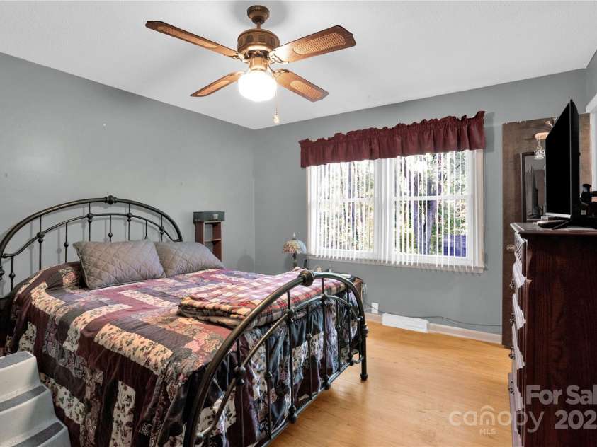 841 Knowles Drive, Dallas, NC 28034.  MLS# CAR4314658, YatesRealty ID 3493. 
