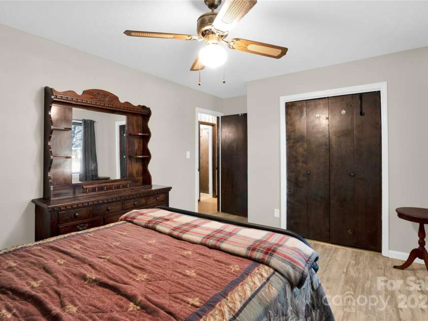 841 Knowles Drive, Dallas, NC 28034.  MLS# CAR4314658, YatesRealty ID 3493. 
