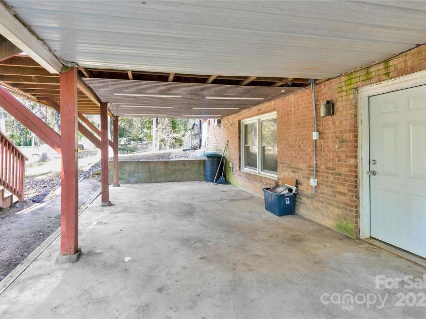 841 Knowles Drive, Dallas, NC 28034.  MLS# CAR4314658, YatesRealty ID 3493. 