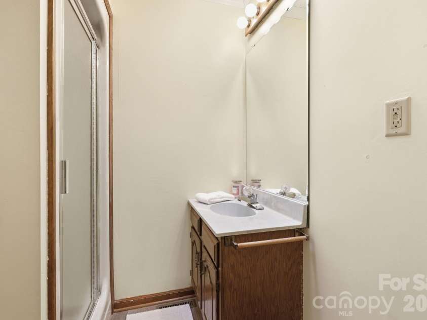 1 Mountain Heritage Place, Candler, NC 28715.  MLS# CAR4378436, YatesRealty ID 34935. Hallway full bath