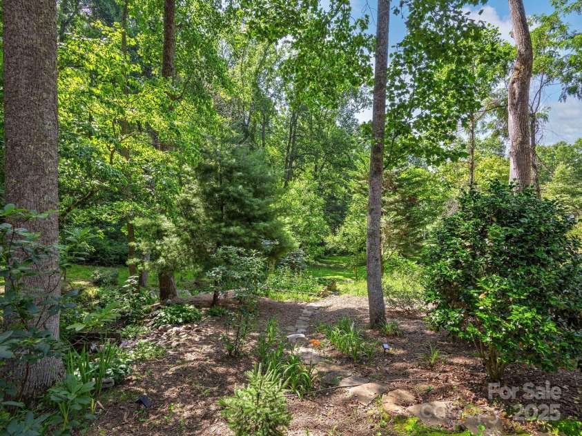 77 Camp Allis Road, Asheville, NC 28805.  MLS# CAR4283803, YatesRealty ID 34935. 