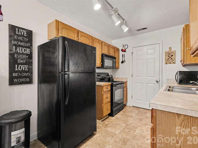 1440 Bells Knox Road, Charlotte, NC 28214.  MLS# CAR4392772, YatesRealty ID 34937. 
