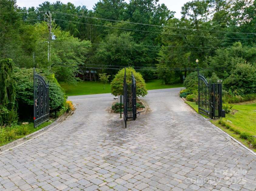 407 Melnick Terrace, Asheville, NC 28803.  MLS# CAR4296662, YatesRealty ID 34937. 