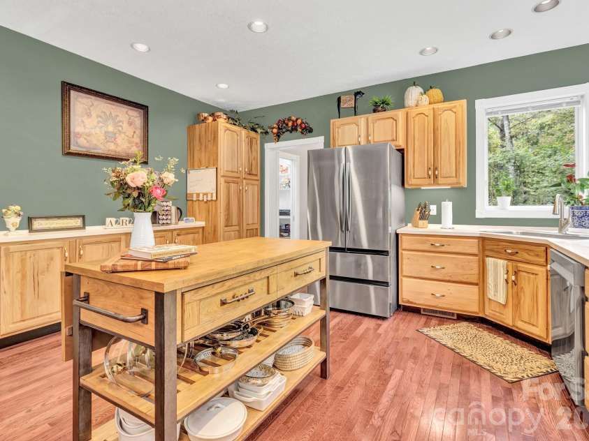 39 Lambert Lane, Black Mountain, NC 28711.  MLS# CAR4397527, YatesRealty ID 34939. 