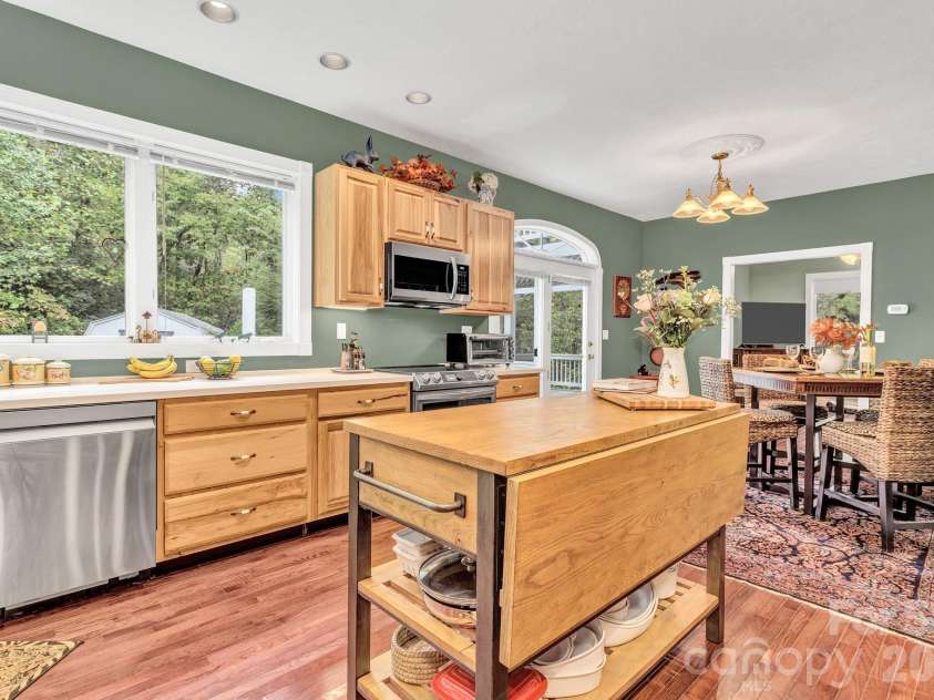 39 Lambert Lane, Black Mountain, NC 28711.  MLS# CAR4397527, YatesRealty ID 34939. 