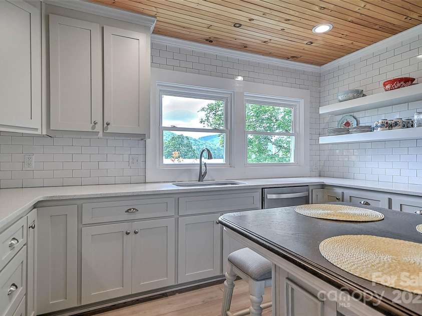 390 Sokassa Road, Newland, NC 28657.  MLS# CAR4287120, YatesRealty ID 34942. 