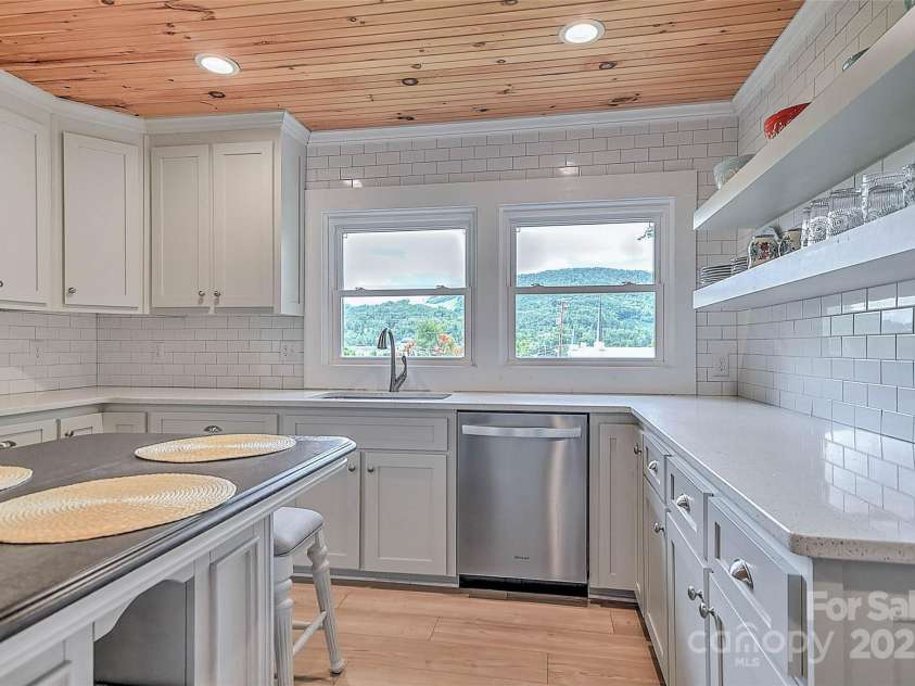 390 Sokassa Road, Newland, NC 28657.  MLS# CAR4287120, YatesRealty ID 34942. 