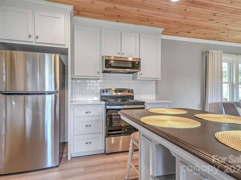 390 Sokassa Road, Newland, NC 28657.  MLS# CAR4287120, YatesRealty ID 34942. 