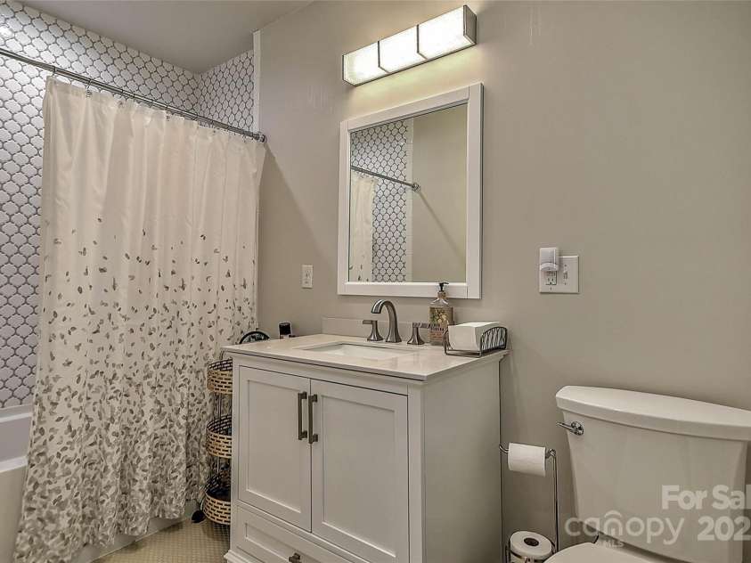 390 Sokassa Road, Newland, NC 28657.  MLS# CAR4287120, YatesRealty ID 34942. 