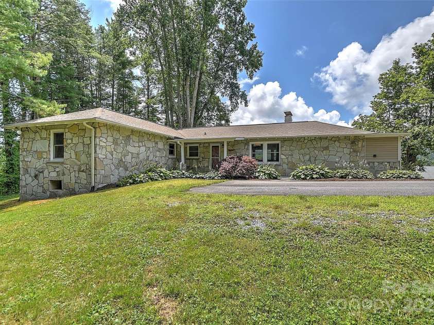390 Sokassa Road, Newland, NC 28657.  MLS# CAR4287120, YatesRealty ID 34942. 