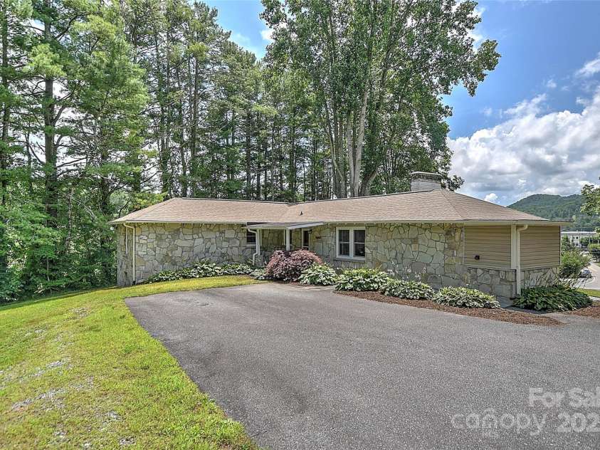 390 Sokassa Road, Newland, NC 28657.  MLS# CAR4287120, YatesRealty ID 34942. 