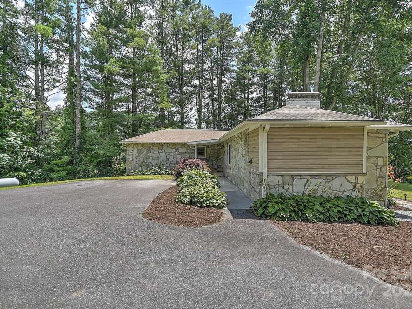 390 Sokassa Road, Newland, NC 28657.  MLS# CAR4287120, YatesRealty ID 34942. 