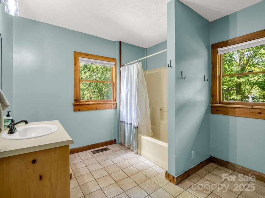 194 Bear Creek Drive, Fletcher, NC 28732.  MLS# CAR4287026, YatesRealty ID 34943. Full Bath located on the main level - also includes the laundry room.