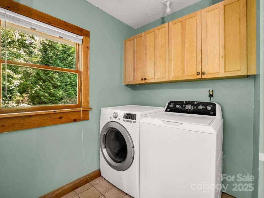 194 Bear Creek Drive, Fletcher, NC 28732.  MLS# CAR4287026, YatesRealty ID 34943. Washer and Dryer convey.