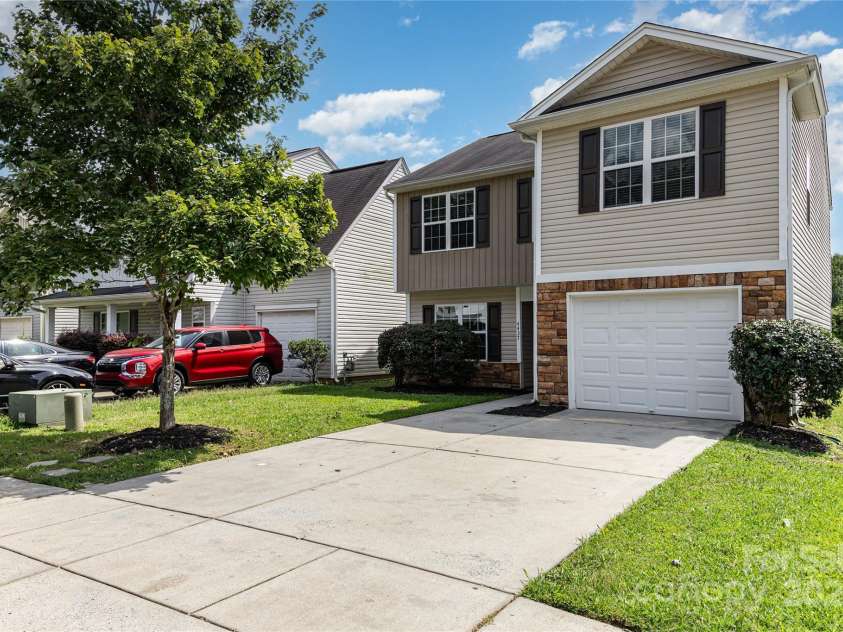 4437 Esmeralda Drive, Charlotte, NC 28269.  MLS# CAR4282321, YatesRealty ID 34947. 
