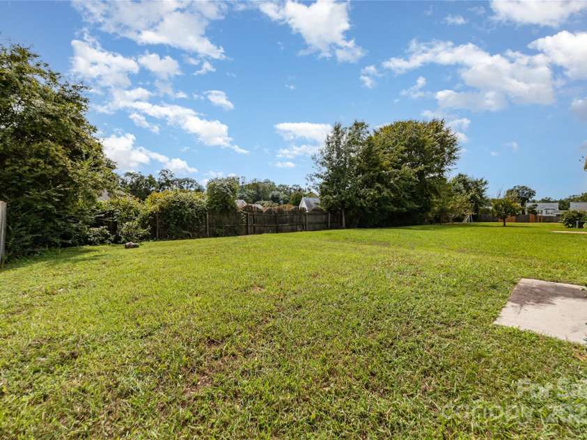 4437 Esmeralda Drive, Charlotte, NC 28269.  MLS# CAR4282321, YatesRealty ID 34947. 