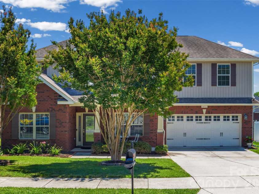 14712 Vaughan Drive, Charlotte, NC 28273.  MLS# CAR4390670, YatesRealty ID 34949. Beautiful front yard