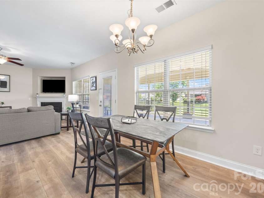 14712 Vaughan Drive, Charlotte, NC 28273.  MLS# CAR4390670, YatesRealty ID 34949. Breakfast Area