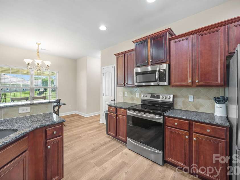 14712 Vaughan Drive, Charlotte, NC 28273.  MLS# CAR4390670, YatesRealty ID 34949. Granite countertops in kitchen