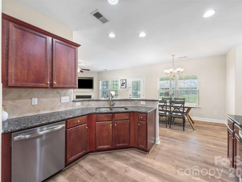 14712 Vaughan Drive, Charlotte, NC 28273.  MLS# CAR4390670, YatesRealty ID 34949. Great counter space