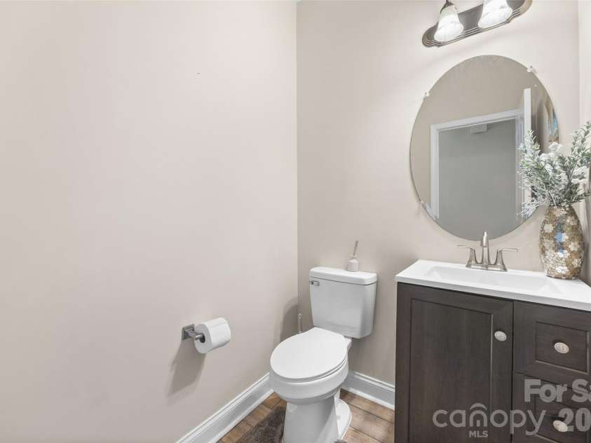 14712 Vaughan Drive, Charlotte, NC 28273.  MLS# CAR4390670, YatesRealty ID 34949. Half bath on Main level