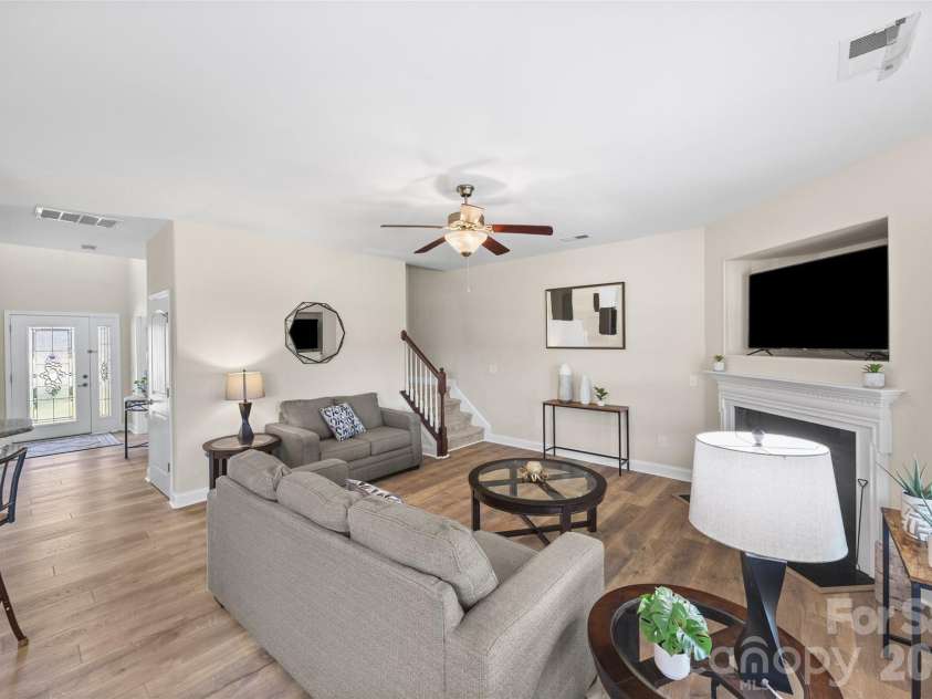 14712 Vaughan Drive, Charlotte, NC 28273.  MLS# CAR4390670, YatesRealty ID 34949. Living Room