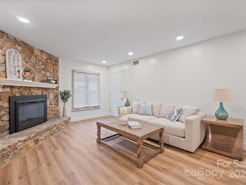 1017 21st Avenue, Hickory, NC 28601.  MLS# CAR4288585, YatesRealty ID 34952. 