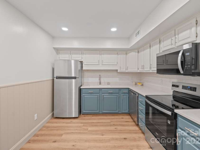 1017 21st Avenue, Hickory, NC 28601.  MLS# CAR4288585, YatesRealty ID 34952. 