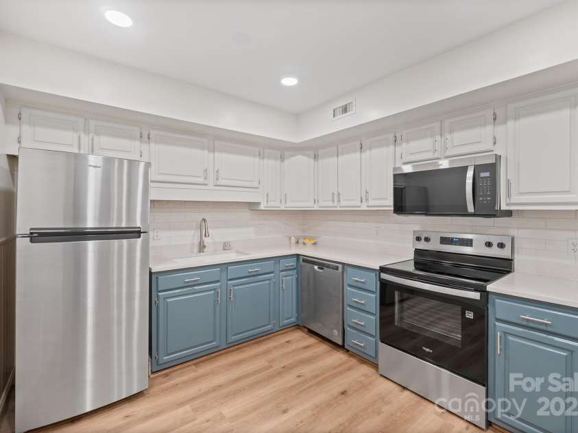 1017 21st Avenue, Hickory, NC 28601.  MLS# CAR4288585, YatesRealty ID 34952. 