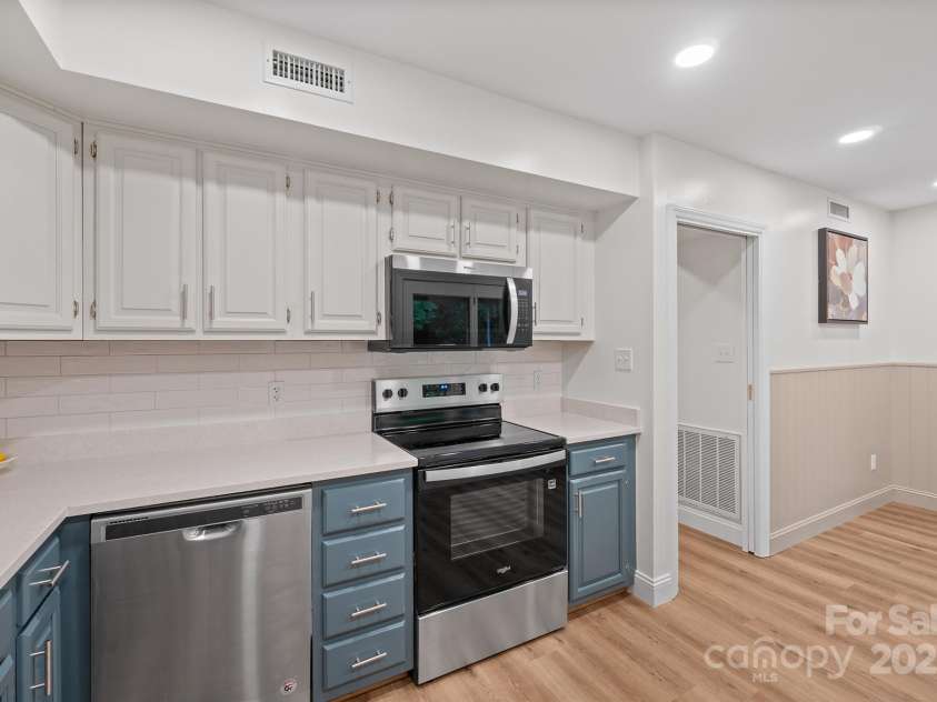 1017 21st Avenue, Hickory, NC 28601.  MLS# CAR4288585, YatesRealty ID 34952. 