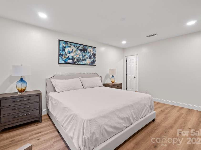 1017 21st Avenue, Hickory, NC 28601.  MLS# CAR4288585, YatesRealty ID 34952. 