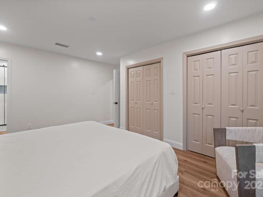 1017 21st Avenue, Hickory, NC 28601.  MLS# CAR4288585, YatesRealty ID 34952. 