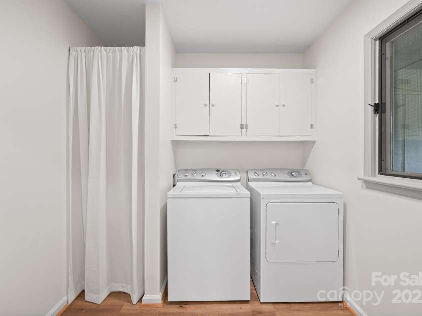 1017 21st Avenue, Hickory, NC 28601.  MLS# CAR4288585, YatesRealty ID 34952. 