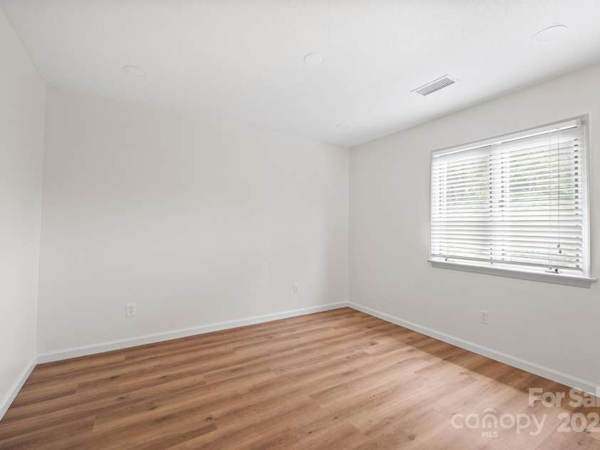 1017 21st Avenue, Hickory, NC 28601.  MLS# CAR4288585, YatesRealty ID 34952. 