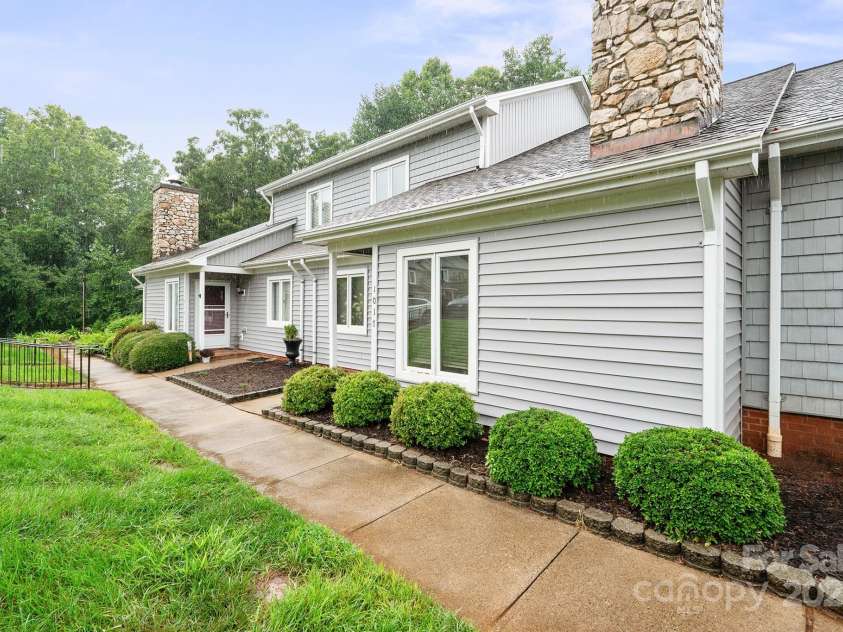 1017 21st Avenue, Hickory, NC 28601.  MLS# CAR4288585, YatesRealty ID 34952. 