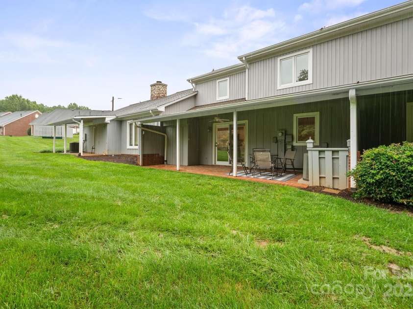 1017 21st Avenue, Hickory, NC 28601.  MLS# CAR4288585, YatesRealty ID 34952. 