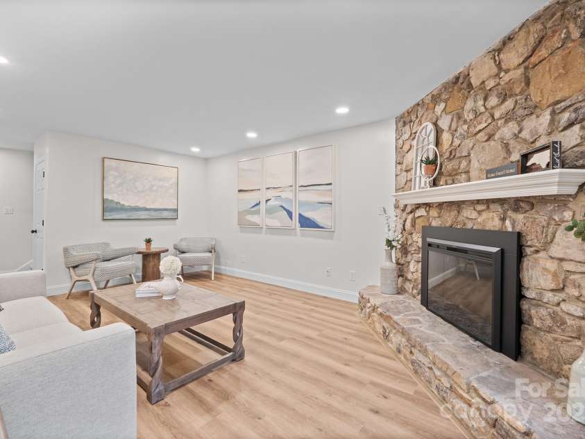 1017 21st Avenue, Hickory, NC 28601.  MLS# CAR4288585, YatesRealty ID 34952. 