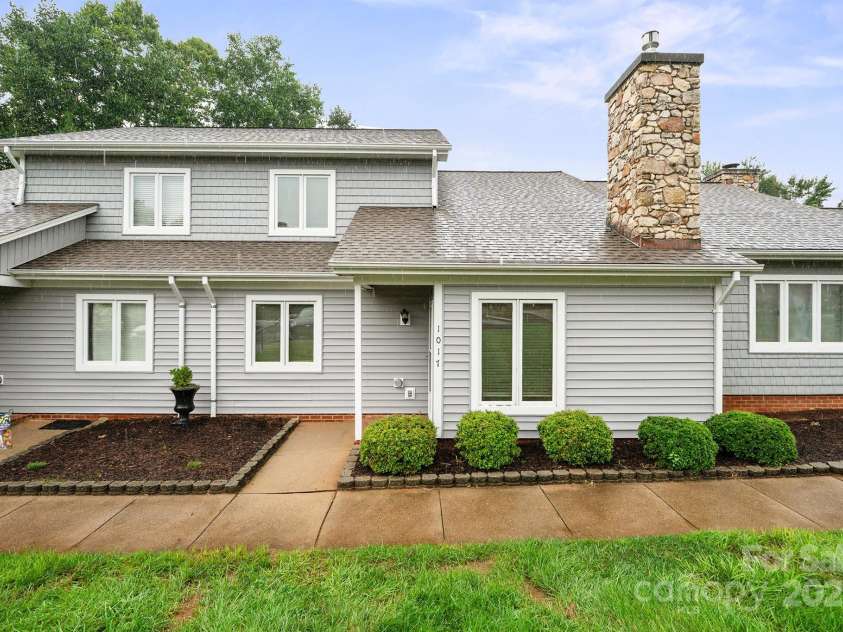 1017 21st Avenue, Hickory, NC 28601.  MLS# CAR4288585, YatesRealty ID 34952. 