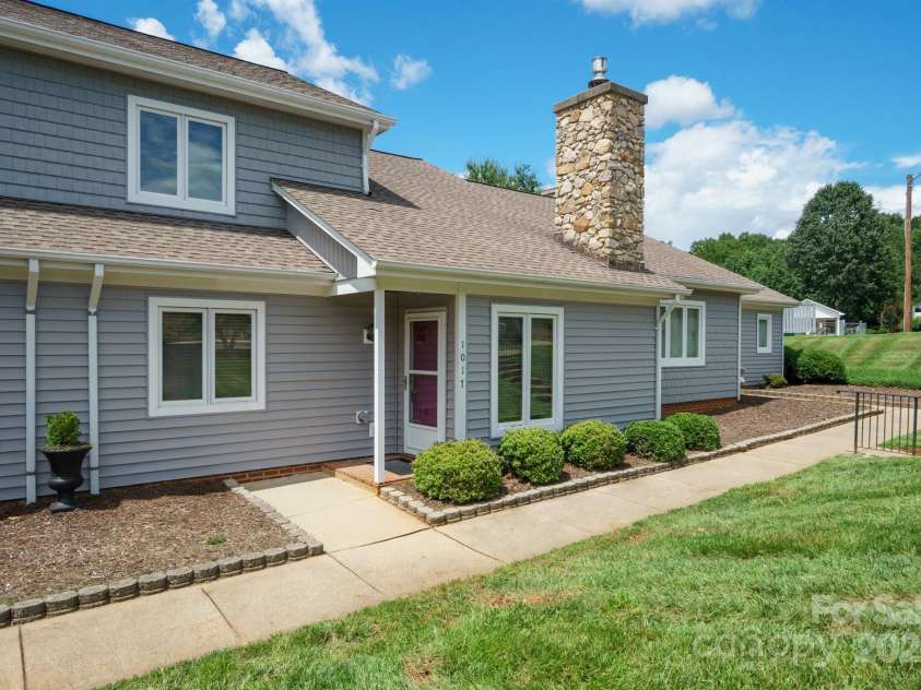 1017 21st Avenue, Hickory, NC 28601.  MLS# CAR4288585, YatesRealty ID 34952. 