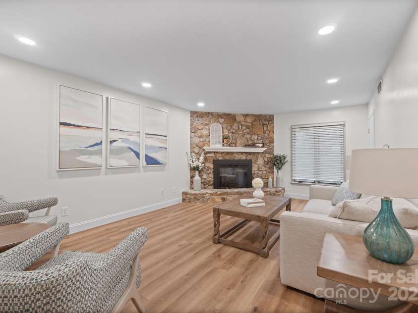 1017 21st Avenue, Hickory, NC 28601.  MLS# CAR4288585, YatesRealty ID 34952. 