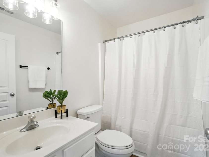 1136 Hammond Drive, Matthews, NC 28104.  MLS# CAR4296408, YatesRealty ID 34955. Guest Bath
