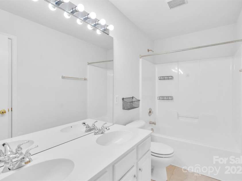 2014 Arbor Crest Court, Charlotte, NC 28262.  MLS# CAR4289262, YatesRealty ID 3496. Upstairs Bath