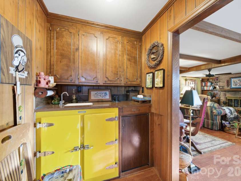 515 Camden Road, Wadesboro, NC 28170.  MLS# CAR4346640, YatesRealty ID 3496. Wet Bar
