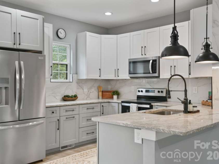 544 30th Avenue, Hickory, NC 28601.  MLS# CAR4397229, YatesRealty ID 34961. 