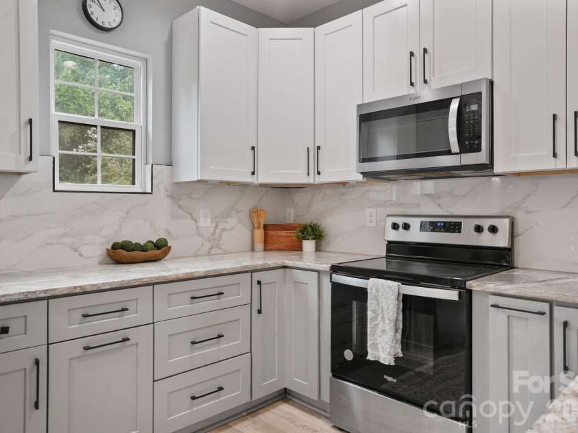 544 30th Avenue, Hickory, NC 28601.  MLS# CAR4397229, YatesRealty ID 34961. 