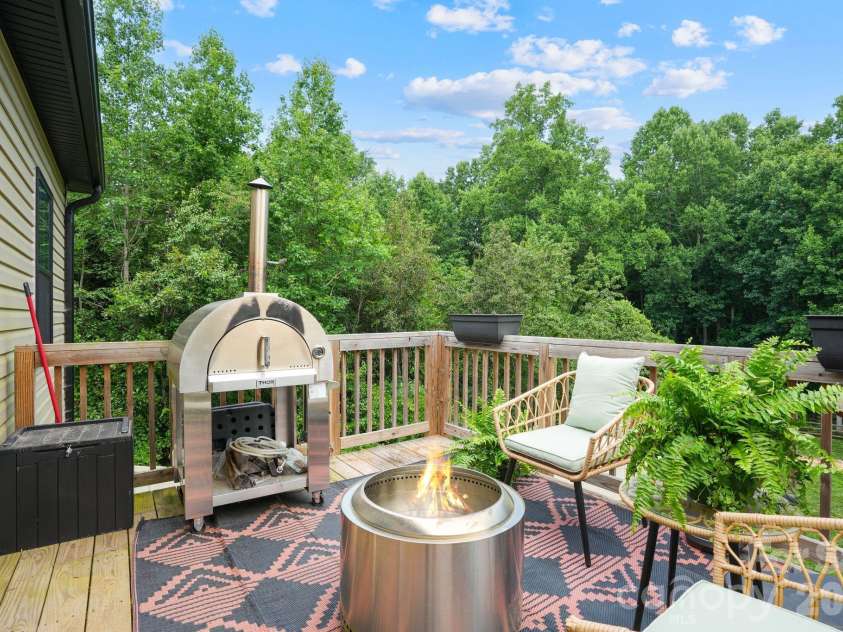 544 30th Avenue, Hickory, NC 28601.  MLS# CAR4397229, YatesRealty ID 34961. 
