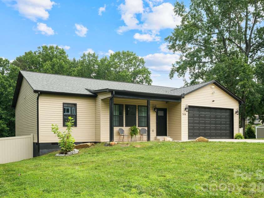 544 30th Avenue, Hickory, NC 28601.  MLS# CAR4397229, YatesRealty ID 34961. 