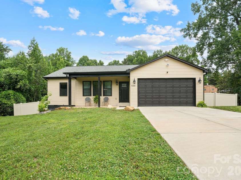544 30th Avenue, Hickory, NC 28601.  MLS# CAR4397229, YatesRealty ID 34961. 